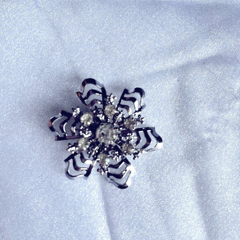 Vintage brooch with gorgeous detailing.